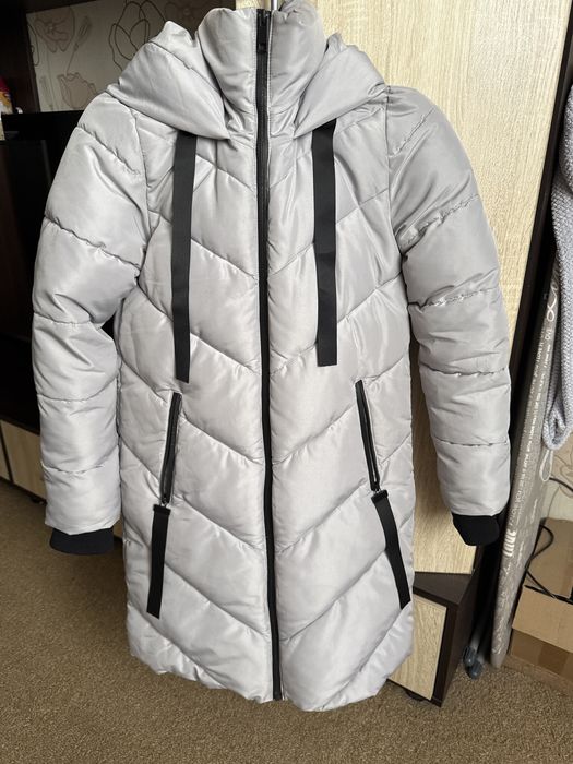 серое ,длинное пальто