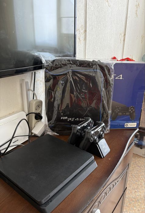 PlayStation 4 Slim 1TB + 2 геймпада + игры в подарок