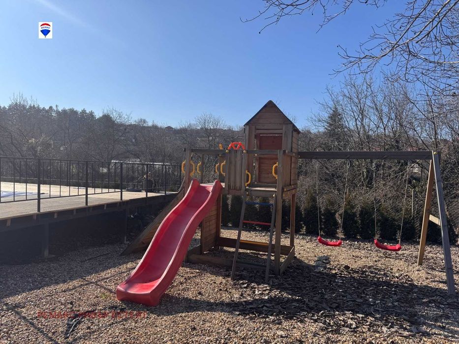 Бизнес имот с басейн за продажба в с. Пиргово