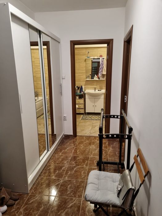 Inchiriez camera unei fete in apartament de 2 camere decomandat