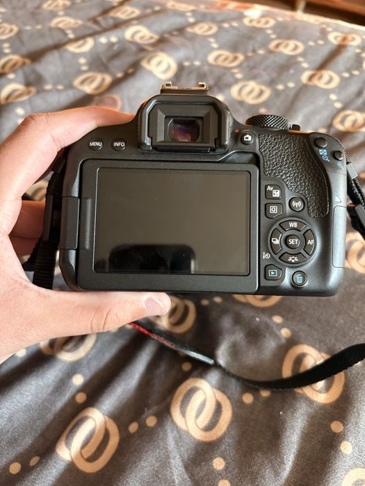 Фотоапарат Canon EOS 800D