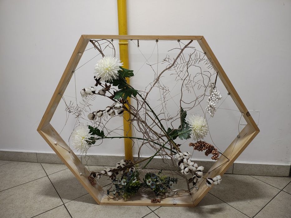 Decorațiune / Aranjament cu flori formă hexagon