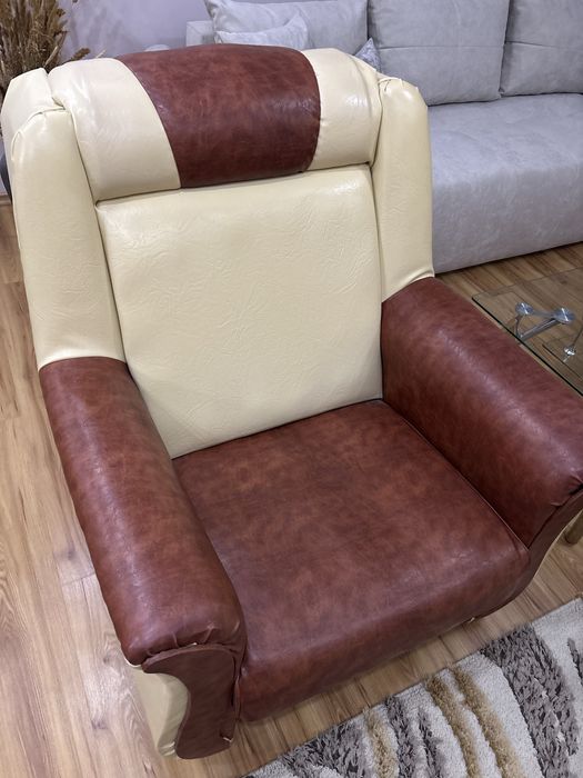 Colțar din piele extensibil + fotoliu – stare foarte bună