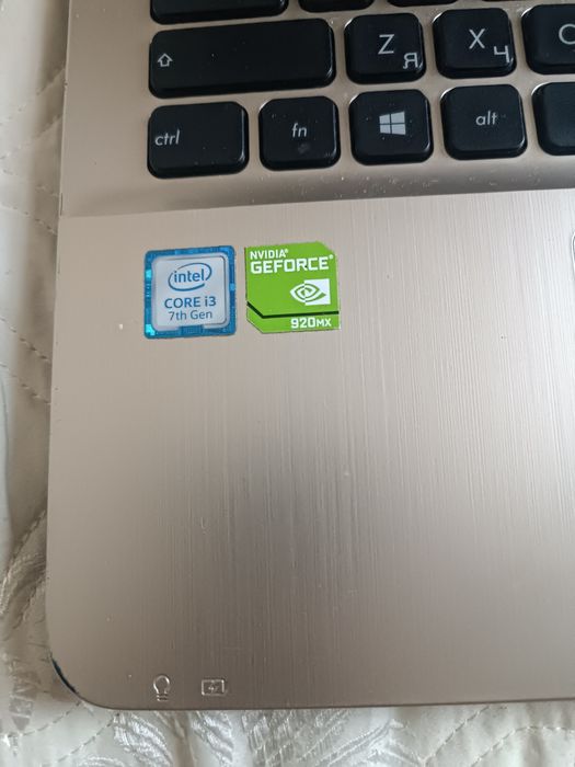 Ноутбук Asus в хорошем состояние