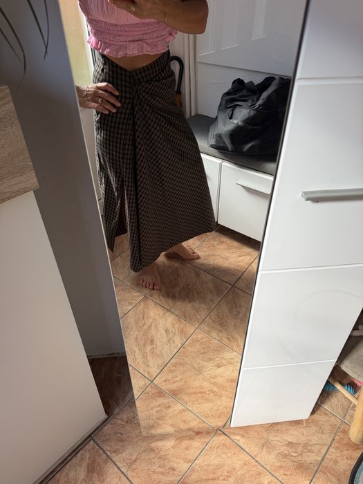 Fusta crapata pe un picior Zara