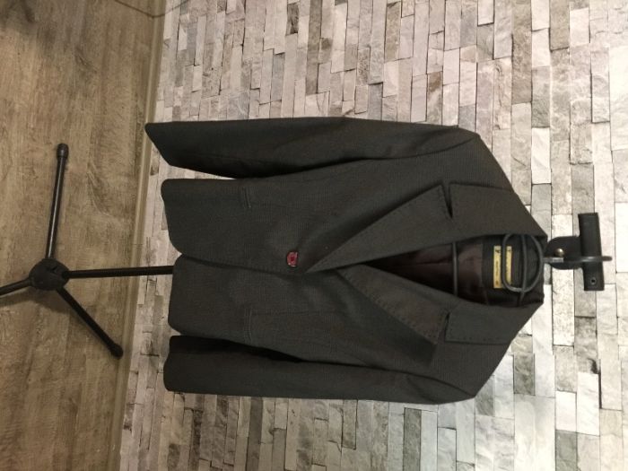 Стилен костюм , подходящ за офиса с подарък риза