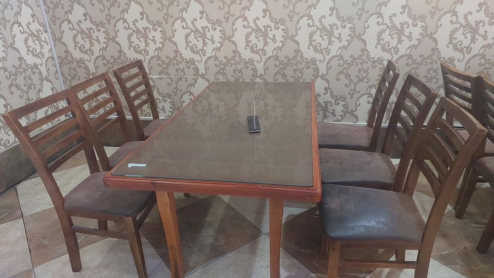 Стол и стуля . Стол диван