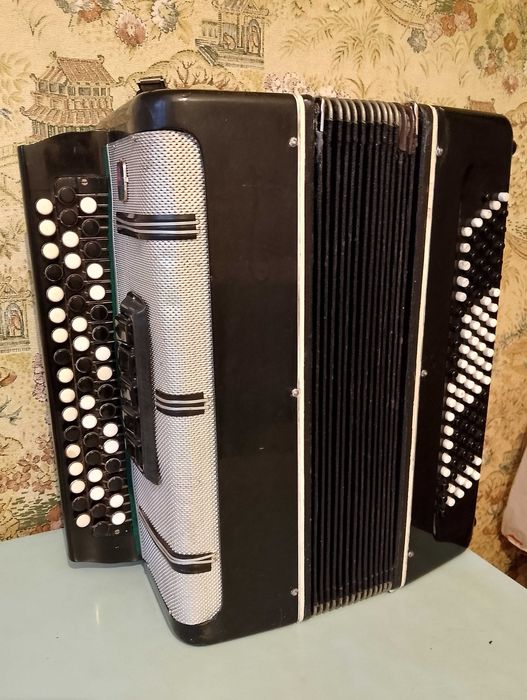 Продам баян Тембр.