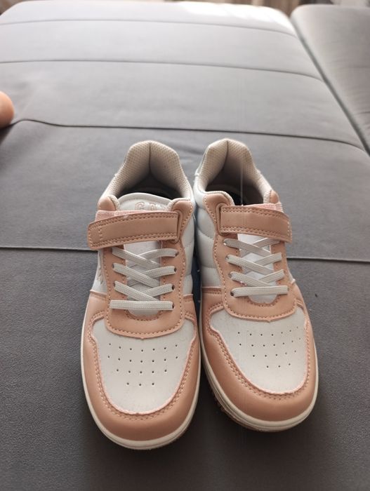 Продам новые кроссовки для девочки.