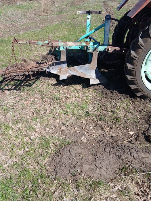 Вспашка земли плуг, фреза