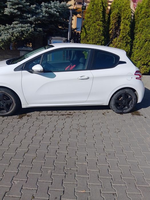 Mașină Peugeot 208