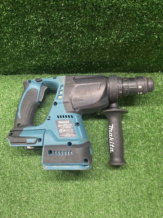 Безчетков перфоратор Makita DHR243