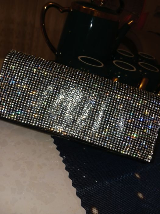 Вулгарный клатч украшенный стразами