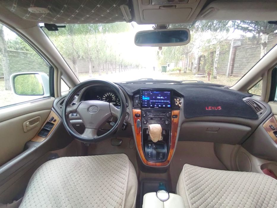 Машина Lexus RX 300