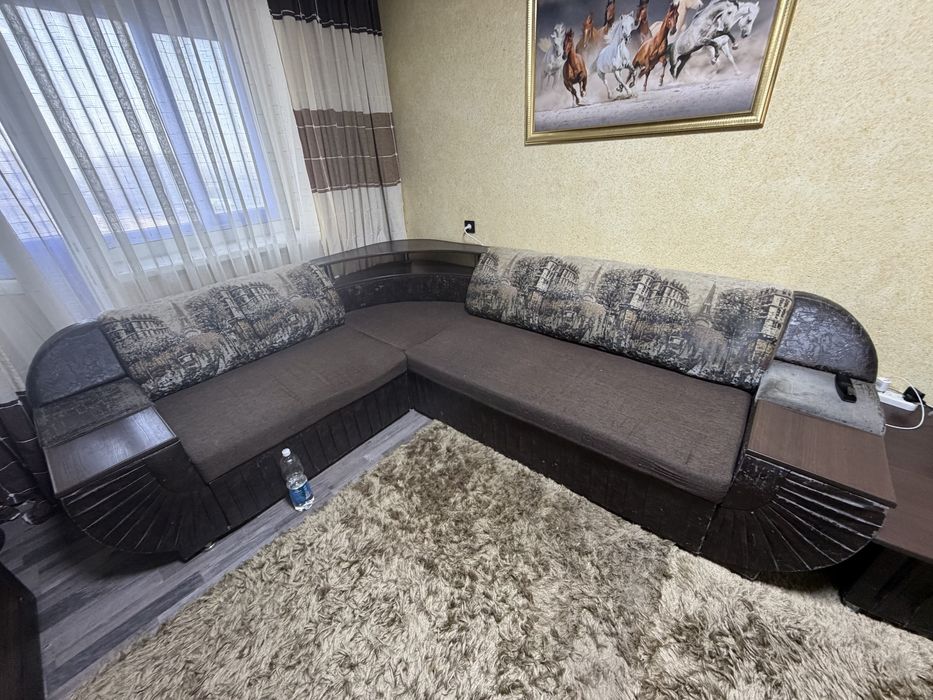 Кгловой диван универсальный
