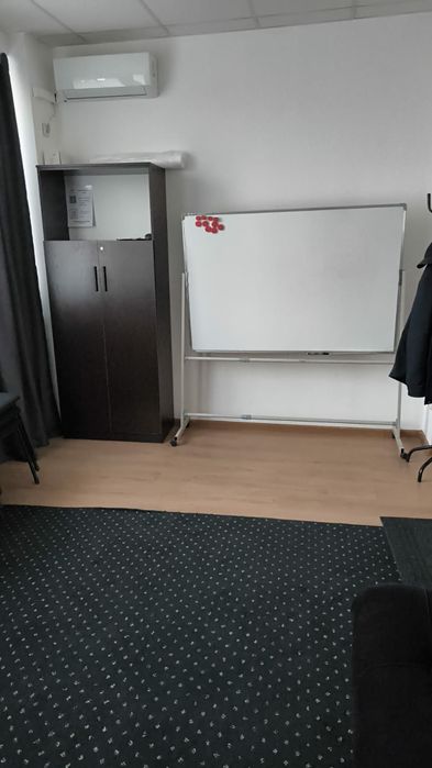 В Кабинет,  Стулья , столик, ковер шторы доска