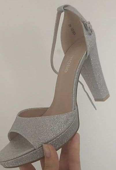 Комплект сребърни обувки на висок ток и чанта