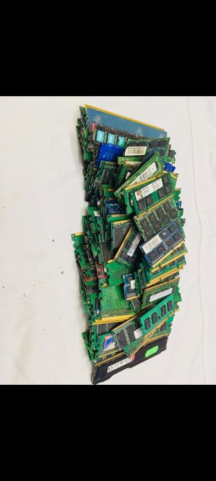 155 plăci RAM în stare excelentă, preț rezonabil și negociabil. Grăbeș