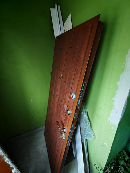 Външна врата запазена