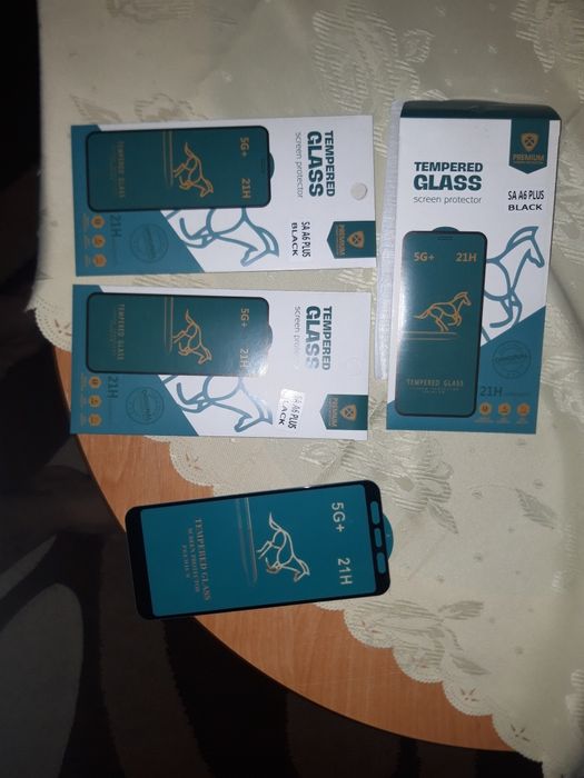 Vand folii de sticlă noi pentru Samsung  galaxy a6 plus  black x3  buc