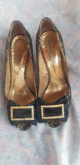 pantofi cu plasa neagra pe fond auriu