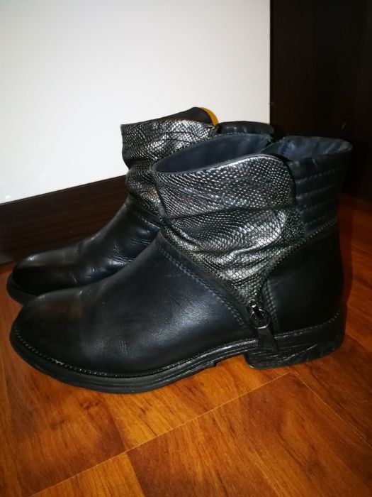 Ghete de piele naturala.