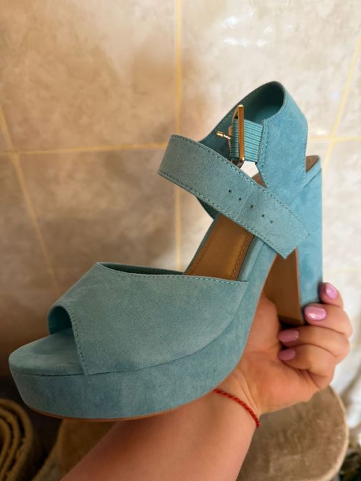 Продам босоножки