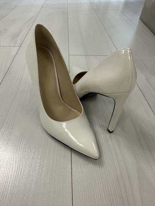 Белые лакированные туфли