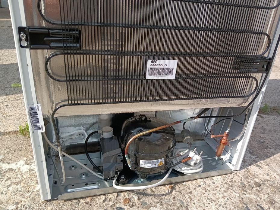 Чисто нов малък фризер за вграждане АЕГ Aeg  с две години гаранция!