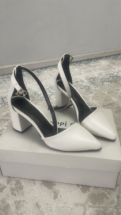 Белые женские туфли