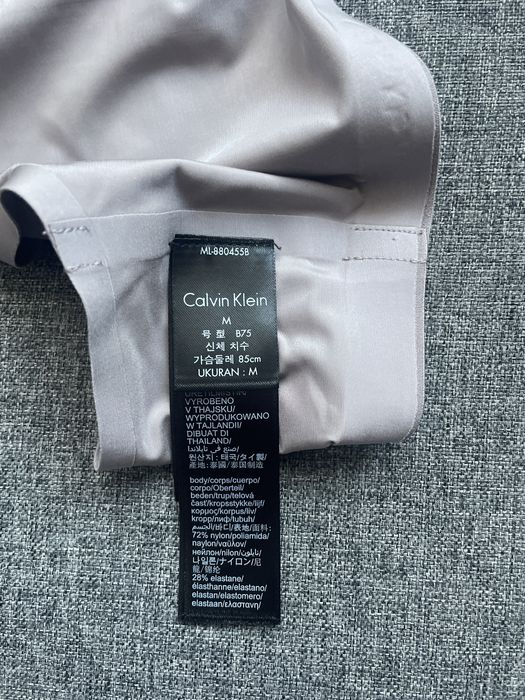 Безшевно бюстие М размер Calvin Klein