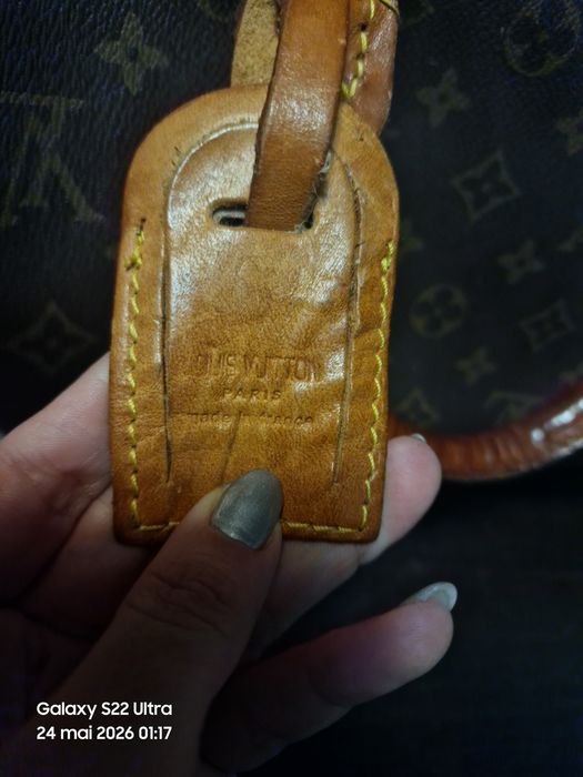 Louis Vuitton Speedy (varianta clasică, cu mâner de mână, fără baretă lungă de umăr).