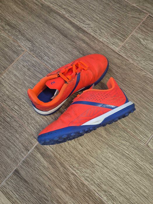 Детски обувки за футбол за зала.