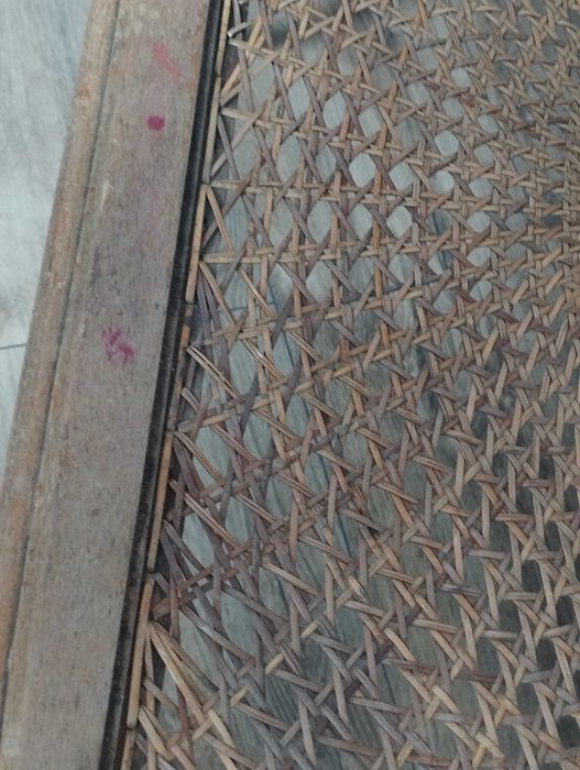 Ретро холна маса от масивно дърво с плетена ратан горна част (54х98х50 см)