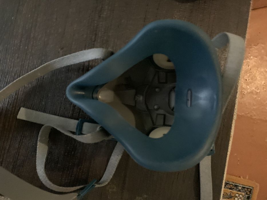 Защитная маска-респиратор.