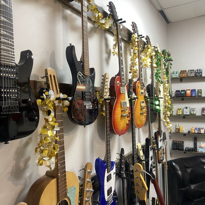 Гитарный шоурум в Алматы