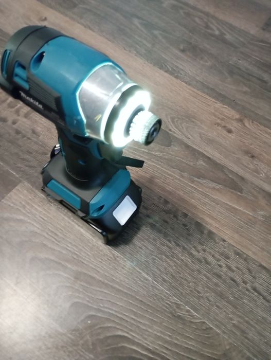 Autofiletanta cu impact Makita DTD173 cu baterie de 6a NOU