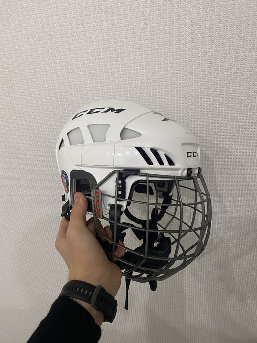 Хоккейным шлем в комплекте с визером