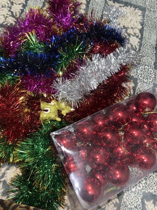 Янги йил учун арча ойинчоги 100 минг 5 та зар билан