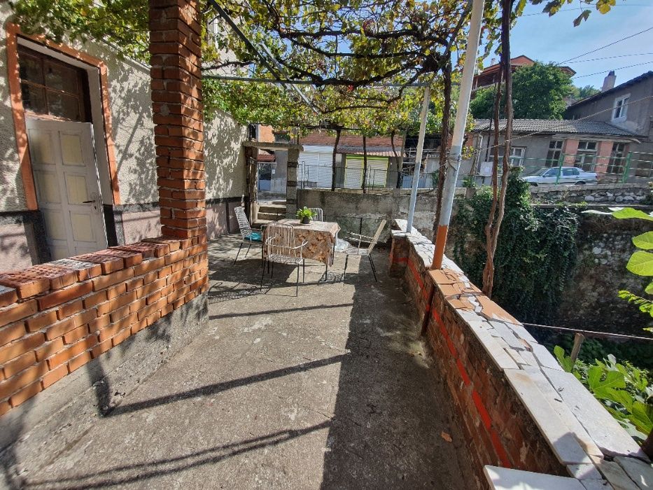 Три етажна къща 510кв.м РЗП и 900кв.м двор кв.Горни Воден, Асеновград