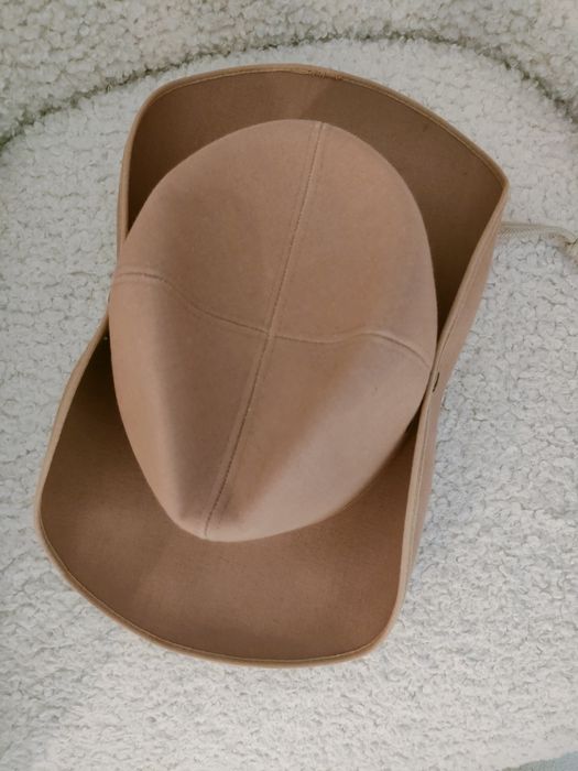 Palarie purtata doar o data. Din păcate mărimea este mica.