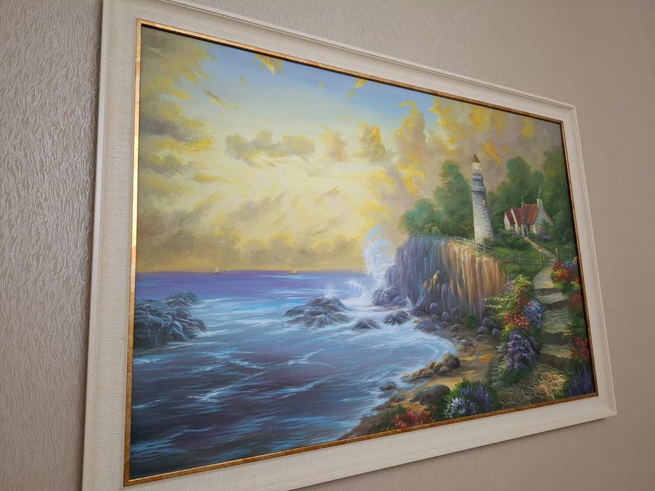 Картина в светлой раме.