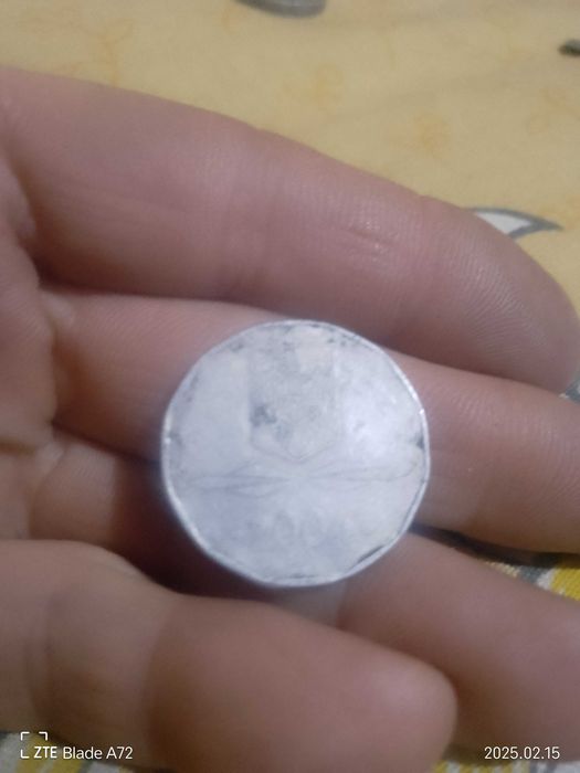 Vând 4monede50lire republica italiana1979m,vând1moneda5000lei2004 ,