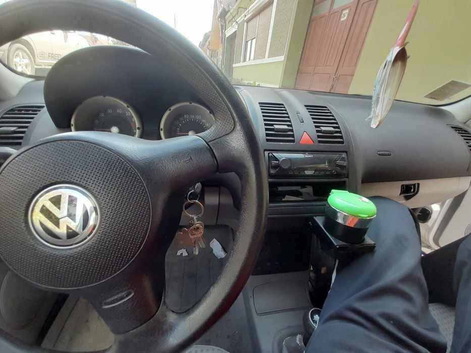 VOLKSWAGEN Polo