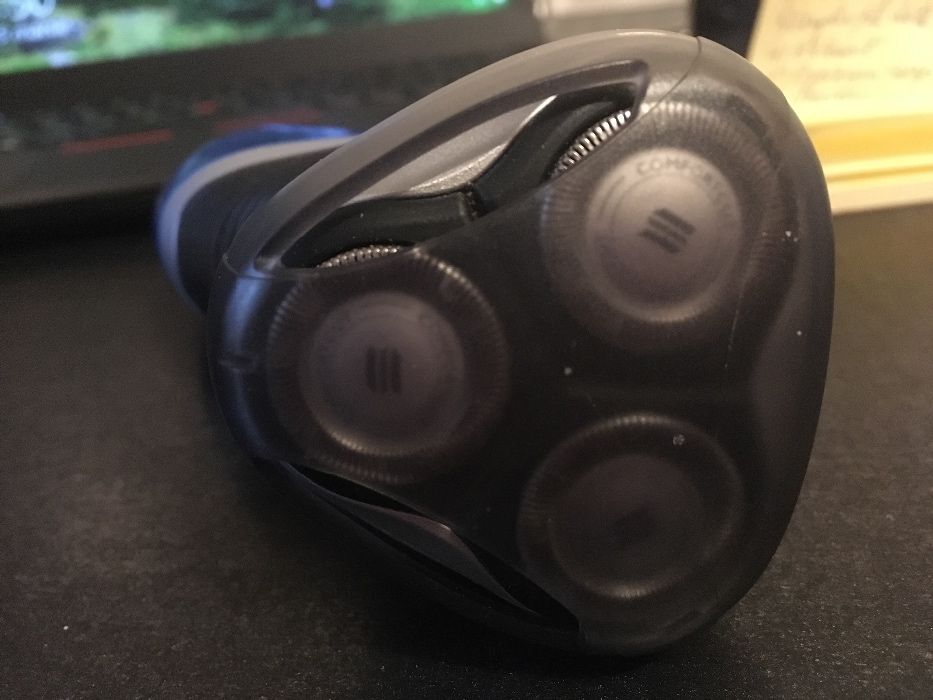 Aparat de ras barbatesc marca Philips