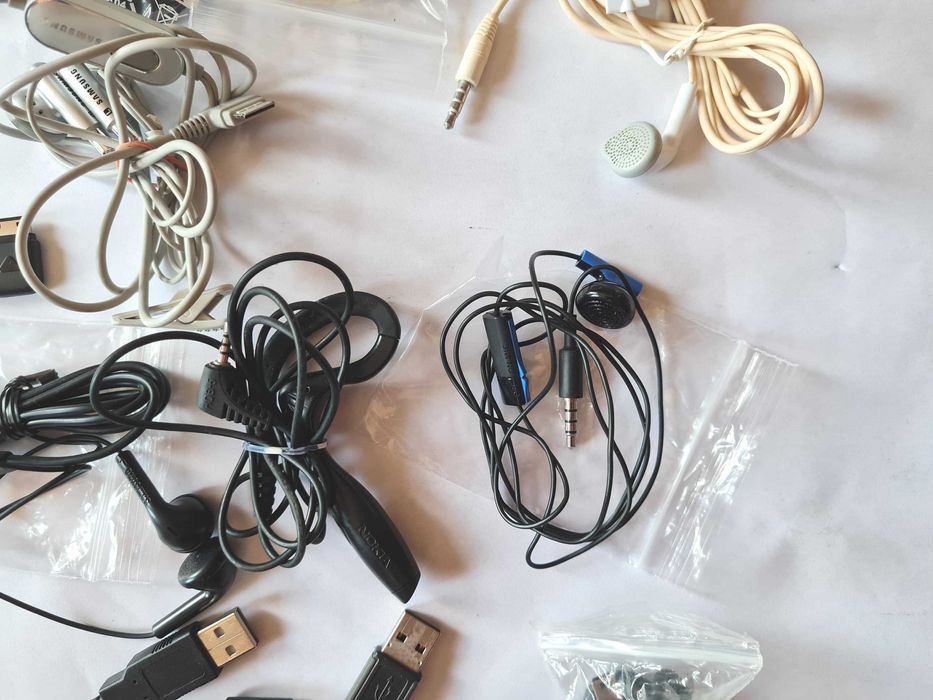 lot de căști pentru telefon mobil și diverse cabluri incarcare&date