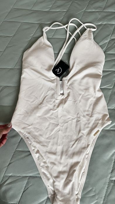 Нов бански с етикет и лепка