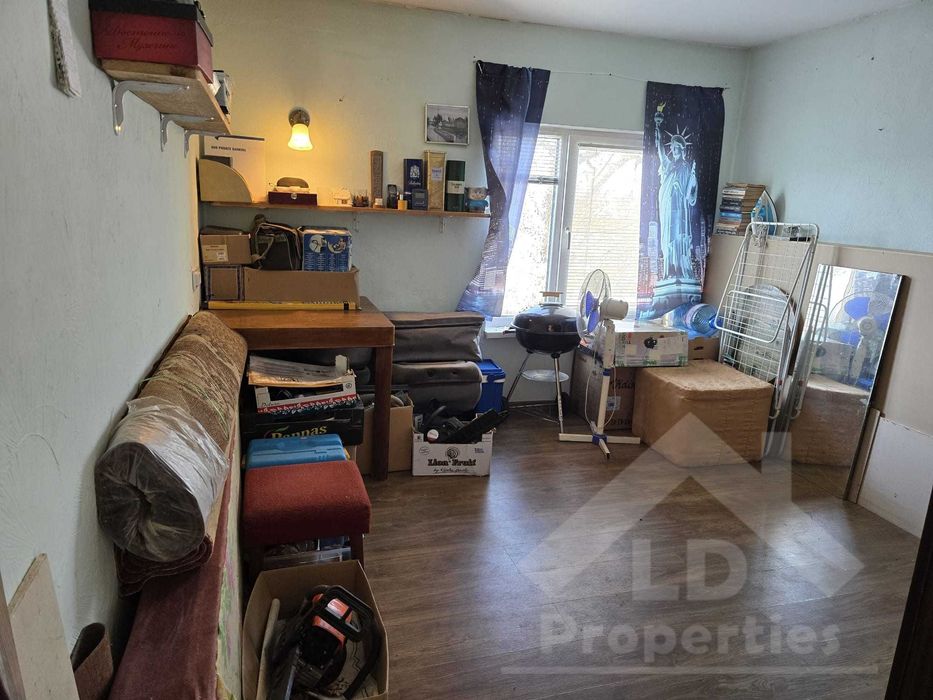 Едноетажна къща с голям двор в село в близост до Генерал Тошево