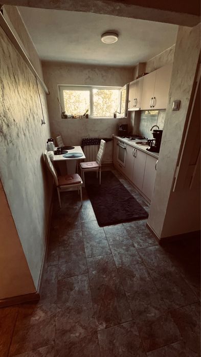 Apartament 3 camere, etaj 3, situat intre generala 6 si stomatologie, se vinde mobilat si utilat asa cum se vede in poze