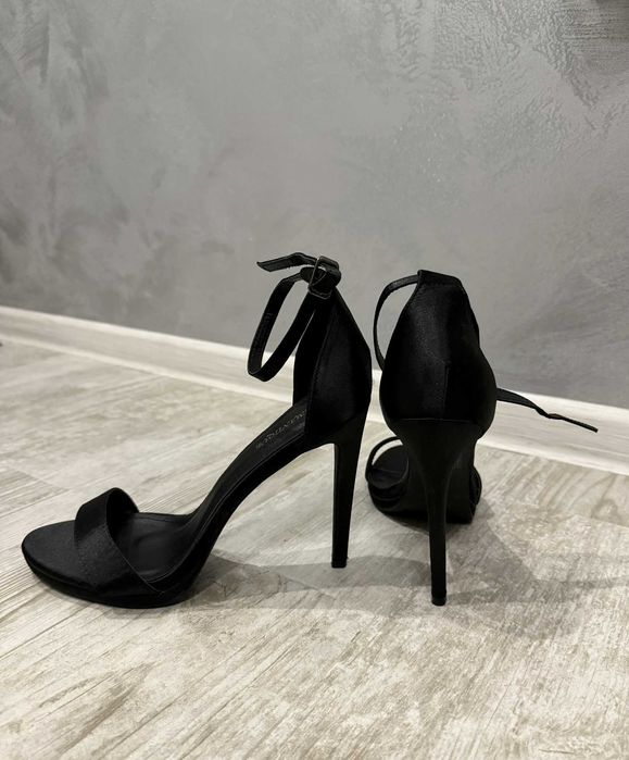 Черни, високи токчета